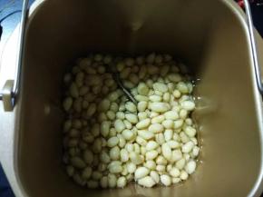 加入食用油，没过花生米1/2