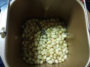 加入食用油，没过花生米1/2