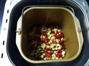 面包桶放入面包机内安装好