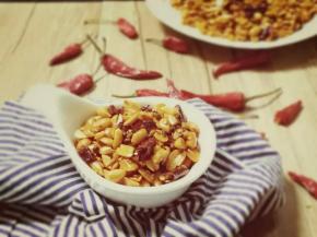 结束后取出面包桶，倒出多余的油，再继续重复一次翻炒干货功能。结束后装盘晾凉。