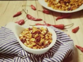 结束后取出面包桶，倒出多余的油，再继续重复一次翻炒干货功能。结束后装盘晾凉。