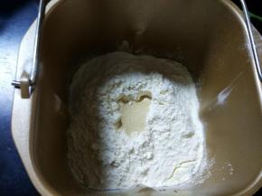 除黄油和黑芝麻外的所有原料放入面包桶