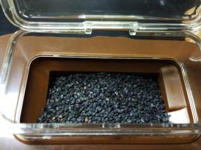 把黑芝麻加入撒料盒，按启动键开始工作