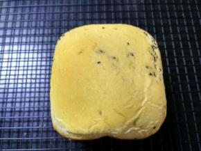 面包机发出嘀嘀的结束提示音，取出面包晾至手温后密封保存