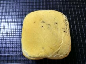 面包机发出嘀嘀的结束提示音，取出面包晾至手温后密封保存