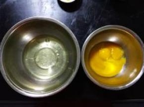 分离蛋黄蛋清至无水无油的盆中