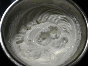 糖分3次加入蛋清中，用电动打蛋器打至硬性发泡。