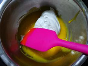 蛋黄打散，加入少许打发好的蛋清