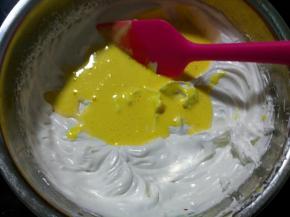 把蛋黄糊倒入蛋清盆中