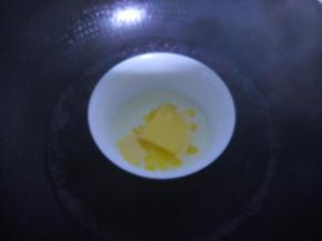 黄油加入牛奶中，隔水融化