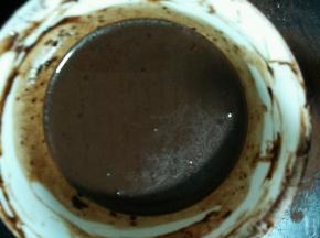 可可粉筛入黄油中，搅拌均匀