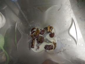 将温牛奶和红枣肉放入搅拌机搅打细腻。