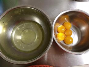 蛋清和蛋黄分别放入无水无油的盆中，蛋白放入冰箱冷藏备用。