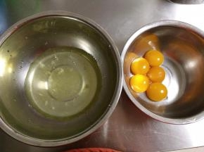 蛋清和蛋黄分别放入无水无油的盆中，蛋白放入冰箱冷藏备用。