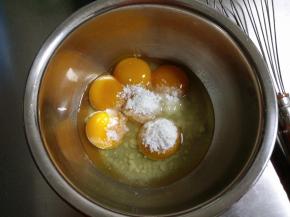 蛋黄加入30克细砂糖用手动打蛋器搅拌到糖融化。