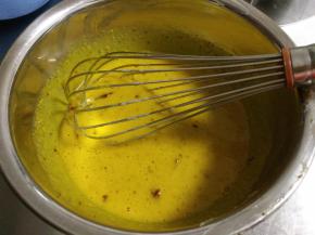 倒入搅打好的红枣牛奶液，快速搅拌均匀。