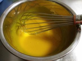 加入植物油，继续搅拌至乳化状态。