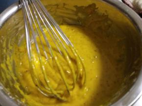 Z字形快速搅拌均匀，包上保鲜膜备用。