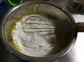 筛入低筋面粉，