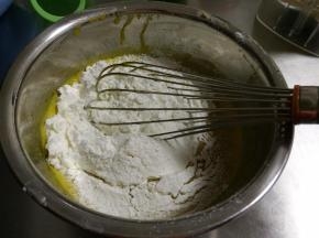 筛入低筋面粉，
