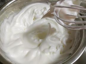 将蛋白从冰箱取出，用电动打蛋器打至粗泡，分三次加入细砂糖，打到蛋白霜湿性偏干状态即可。