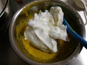 取少量蛋白霜入红枣面糊。