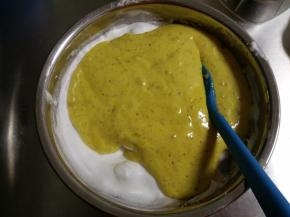 倒入剩余的蛋白霜中。