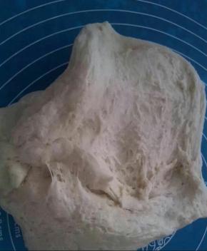 发酵好的面团拉开后，中间是蜂窝状组织，如图。