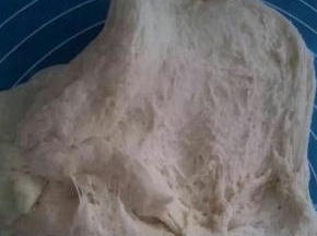 发酵好的面团拉开后，中间是蜂窝状组织，如图。