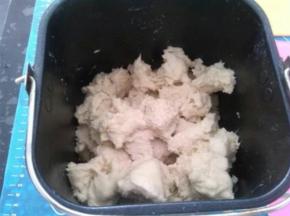 发酵好的中种面团撕成小块，和主面团材料混合.