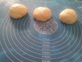 揉好的面团平均分成三份，滚圆后松驰15分钟。