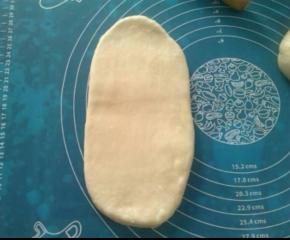 取一个面团，擀成牛舌状