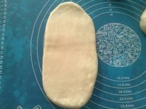 取一个面团，擀成牛舌状