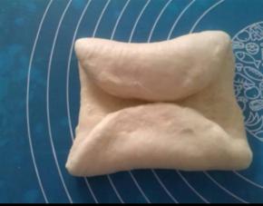 翻面后，从上下分别往中间折。