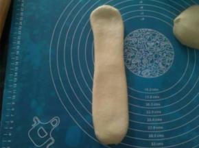 垂直移动，压扁，擀成牛舌状。