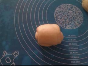 从上往下卷起。