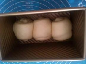 依次做好其余二个，排入模具，发酵至八分满。