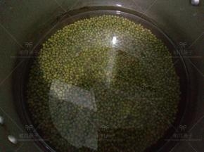 把绿豆放入高压锅，加入约2倍的水，加盖炖至绿豆软烂。