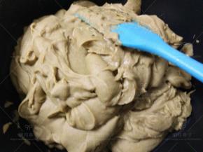 把炖好的绿豆连同汁水一同放入料理机，搅打细腻。