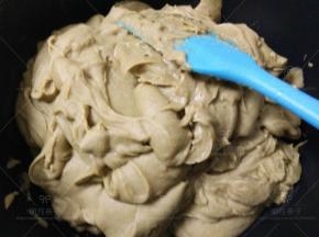 把炖好的绿豆连同汁水一同放入料理机，搅打细腻。