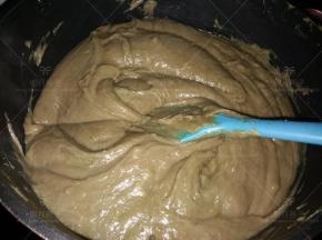把搅打细腻的绿豆糊放入不粘锅里，加入糖和油，小火不停地翻炒。