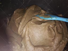 要一直不停地翻炒，豆沙会慢慢地变干。