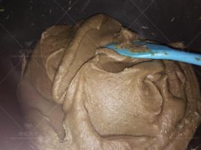 要一直不停地翻炒，豆沙会慢慢地变干。