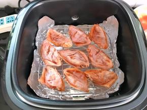 4、把腌制好的鸡翅放在烤架上。