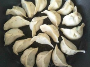 坐热平底锅，放适量油，开小火，把冻饺子码上去，小火煎2分钟。