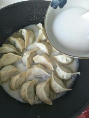 接着倒入面粉水，用量能盖过饺子三分之二就可以了，面粉水一定是面粉和玉米淀粉两种，只用面粉容易出面疙瘩，做出来的不透明，所以一定要有玉米淀粉做搭配。比例是1:1.
粉类是20克了，粉和水的比例1:12最合适，也就是说20克粉用240克清水来稀释，这两种粉和水混合，很轻松就溶解，基本不用怎么搅拌。