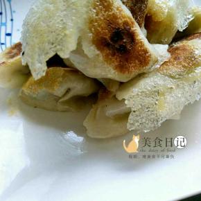 等听到锅里有声响了，表明水分快要烤干了。看到面粉水变金黄色，锅边的皮已经能脱离锅边了就差不多了。用一个盘子盖住平底锅，倒扣过来，饺子自己就落到盘子里了，如果掉不下来，就是烤得还不够，继续加热一会儿。