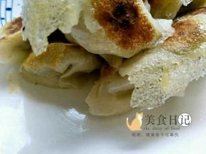 等听到锅里有声响了，表明水分快要烤干了。看到面粉水变金黄色，锅边的皮已经能脱离锅边了就差不多了。用一个盘子盖住平底锅，倒扣过来，饺子自己就落到盘子里了，如果掉不下来，就是烤得还不够，继续加热一会儿。