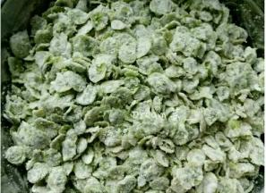 蒸锅放上纱布或者硅胶垫，把沾满面粉的榆钱倒在上面，大火烧开十分钟就关火。时间不能太久否则榆钱会发黄！