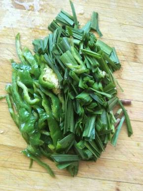 青椒切丝，韭菜切段。